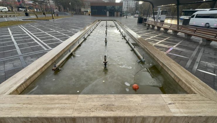 Elazığ’da soğuk hava süs havuzlarını dondurdu