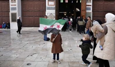 Emevi Camii’nde Hafız Esad’ın adı halk tarafından silindi