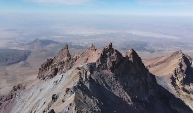 Erciyes’in zirvesindeki mağarayı görmek isteyenler 3 bin 917 metre tırmanıyor