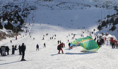Ergan Dağı’nda yamaç paraşütü ve kayak bir arada