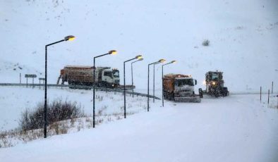 Erzincan’da sabah kar yağışı etkisiyle yoğun mesai başladı