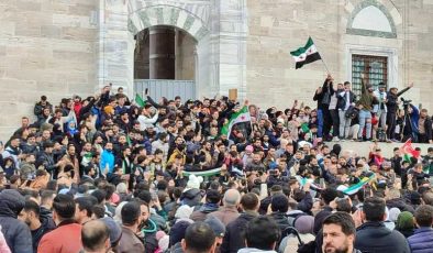 Fatih Camii’nde Suriyeliler Esad’ın gidişini kutladı