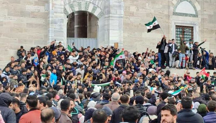 Fatih Camii’nde Suriyeliler Esad’ın gidişini kutladı