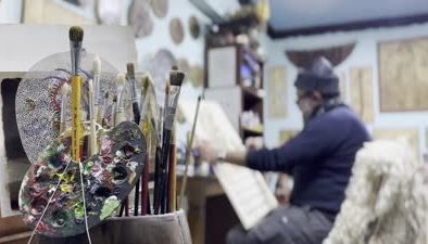 Fransa’dan döndü, eski ahırı sanat atölyesine çevirdi