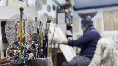 Fransa’dan döndü, eski ahırı sanat atölyesine çevirdi