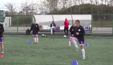 Futbolcu Ezgi, eşi ve kayınvalidesiyle aynı takımın başarısı için çaba gösteriyor