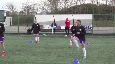 Futbolcu Ezgi, eşi ve kayınvalidesiyle aynı takımın başarısı için çaba gösteriyor