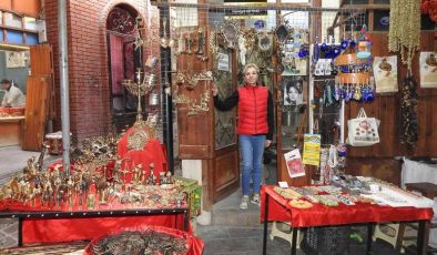 Gaziantep’te antikacı kadın babasının mirasını yaşatıyor