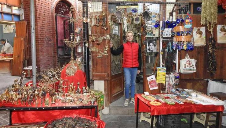 Gaziantep’te antikacı kadın babasının mirasını yaşatıyor