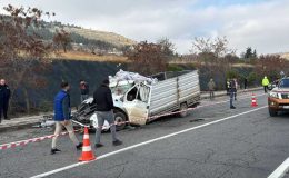 Gaziantep’te tıra çarpan kamyonet sürücüsü yaşamını yitirdi