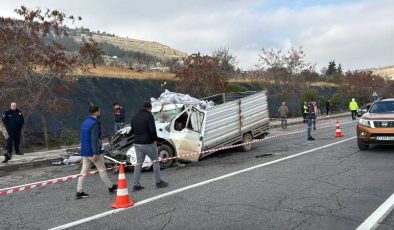Gaziantep’te tıra çarpan kamyonet sürücüsü yaşamını yitirdi