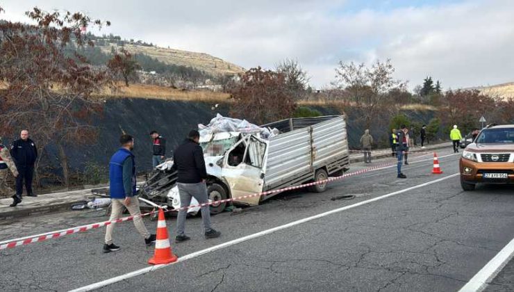 Gaziantep’te tıra çarpan kamyonet sürücüsü yaşamını yitirdi