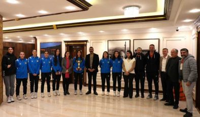 Genç kadınlar voleybol takımı Diyarbakır’da şampiyon oldu