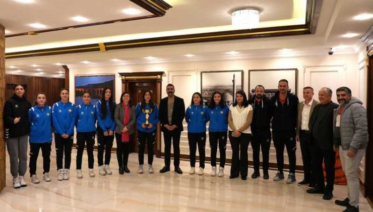 Genç kadınlar voleybol takımı Diyarbakır’da şampiyon oldu