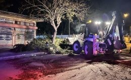 Hatay’da kuvvetli fırtına hayatı felç etti
