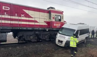 Tren kazası: Hemzemin geçitte 2 yaralı