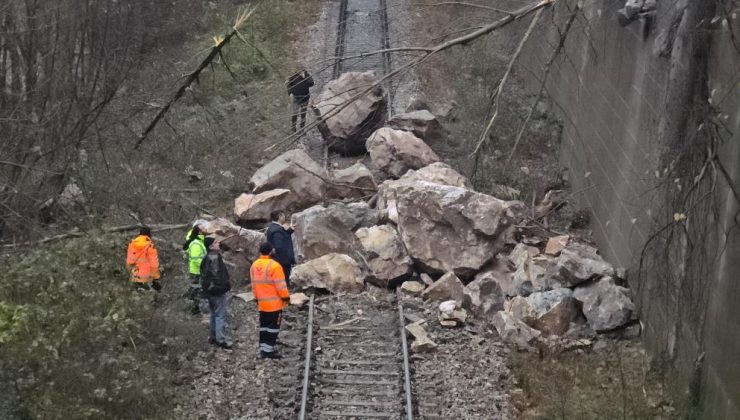 Heyelan Karabük-Zonguldak demiryolunu kapattı, faciadan dönüldü