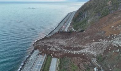 Heyelan sonucu Karadeniz Sahil Yolu ulaşıma kapandı