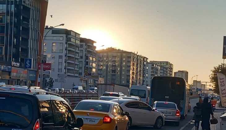 İki sürücü inatlaştı vatandaşlar mağdur oldu