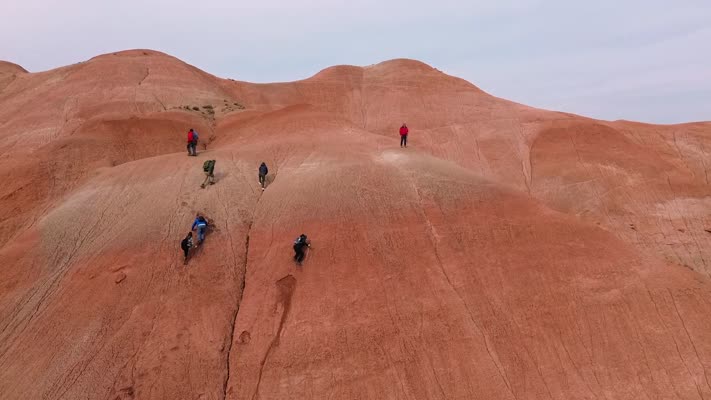Renk cümbüşüyle Iğdır’ın Gökkuşağı Tepeleri büyülüyor