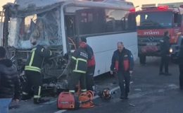 Manisa’da işçi servisi tıra çarptı: 22 yaralı