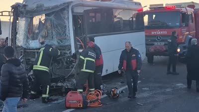Manisa’da işçi servisi tıra çarptı: 22 yaralı