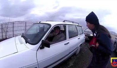 Jandarma ile yaşlı sürücünün diyaloğu yüzleri güldürdü