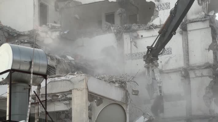 Kahramanmaraş’ta depremde hasar gören binalar yıkılıyor