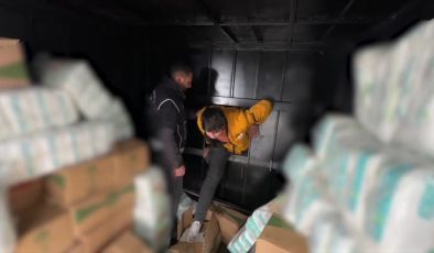 Kamyonetin kasasındaki özel bölmede 9 düzensiz göçmen yakalandı