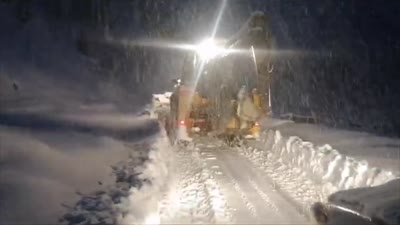 Kar nedeniyle kapanan köy yolu öğrenciler için açıldı