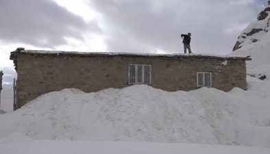 Hakkari’de vatandaşlar karla mücadeleye devam ediyor