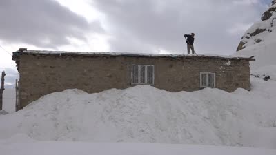 Hakkari’de vatandaşlar karla mücadeleye devam ediyor