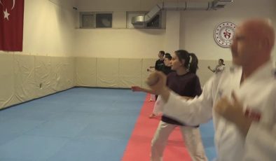 Karate tutkunu bankacı, veteran madalyalarıyla spora devam ediyor