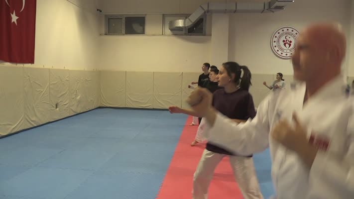 Karate tutkunu bankacı, veteran madalyalarıyla spora devam ediyor