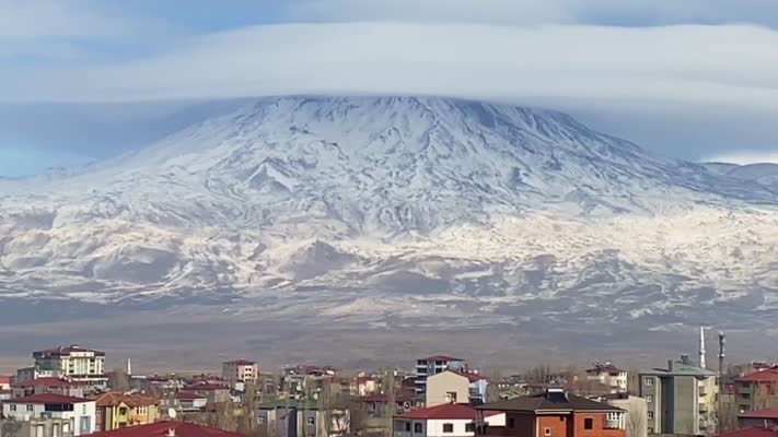 Ağrı Dağı’nın zirvesinde büyüleyici mercek bulutu