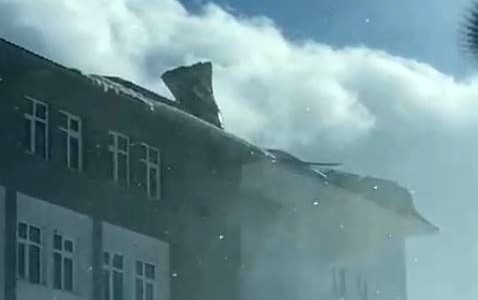 Karlıova’da fırtına bir binanın çatısını uçurdu