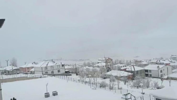 Karlıova’da kardan kapanan 7 köy yolu açıldı
