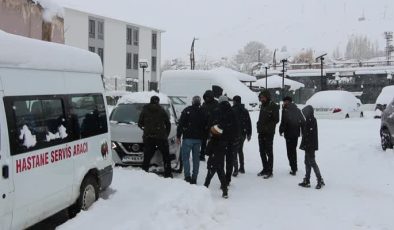 Karlıova’da yoğun kar yağışı hayatı olumsuz etkiliyor