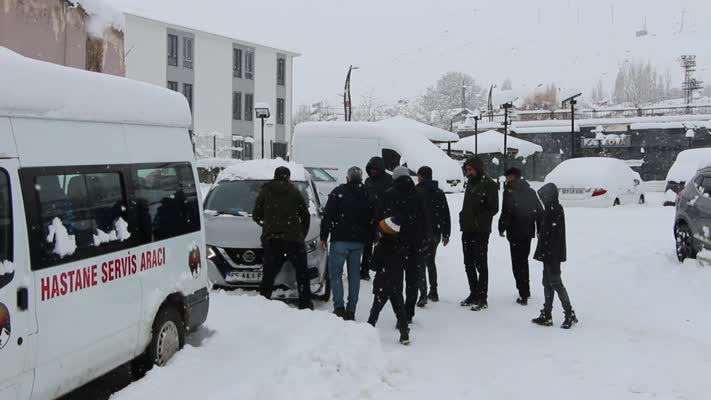 Karlıova’da yoğun kar yağışı hayatı olumsuz etkiliyor