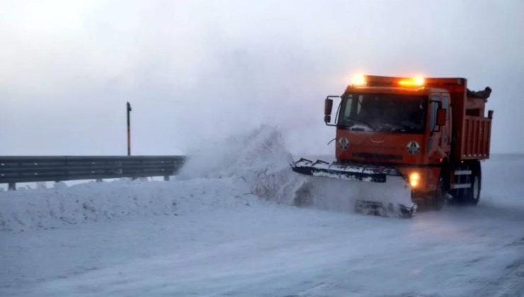 Kars’ta kar ve tipi 11 köy yolunu ulaşıma kapattı