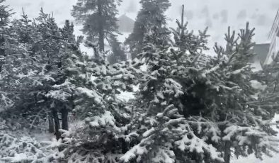 Kartalkaya’da kar yağışı pistleri beyaza bürüdü
