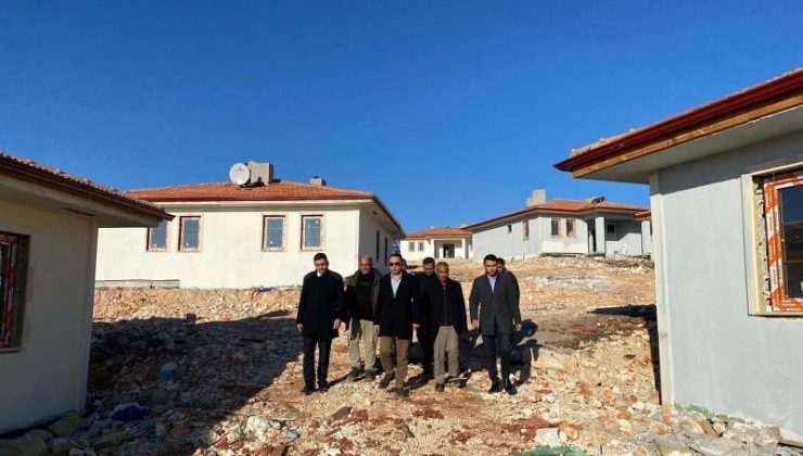 Kaymakam Partal, deprem konutlarını adım adım takip ediyor