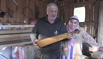 Komşusundan görüp merakla başladığı kemençe yapımına 55 yıldır devam ediyor
