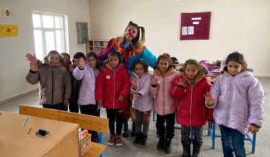 Köy okullarında umut dolu yardım: bot ve mont desteği