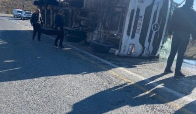 Kulp’ta mermer yüklü kamyon virajı alamayarak devrildi