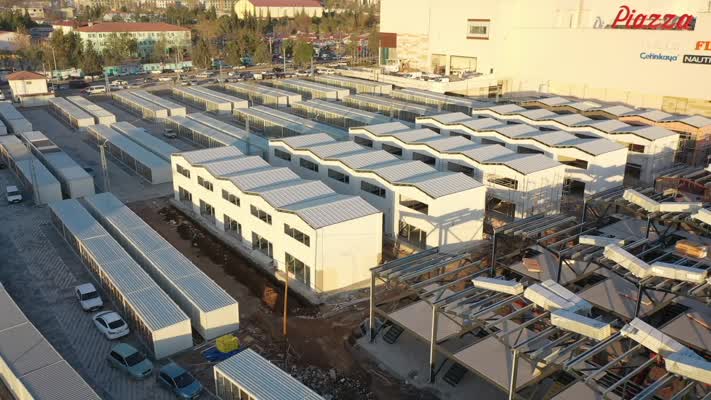 Kurulan geçici çarşı, depremzede esnafın umudu oldu