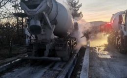 Mardin’de seyir halindeki beton mikseri yandı