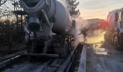 Mardin’de seyir halindeki beton mikseri yandı