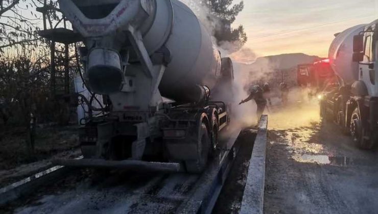 Mardin’de seyir halindeki beton mikseri yandı