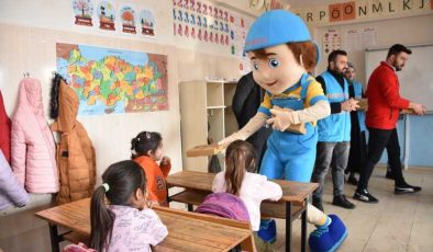 Maskot Neşeli kırsaldaki okullarda pizza dağıtıyor